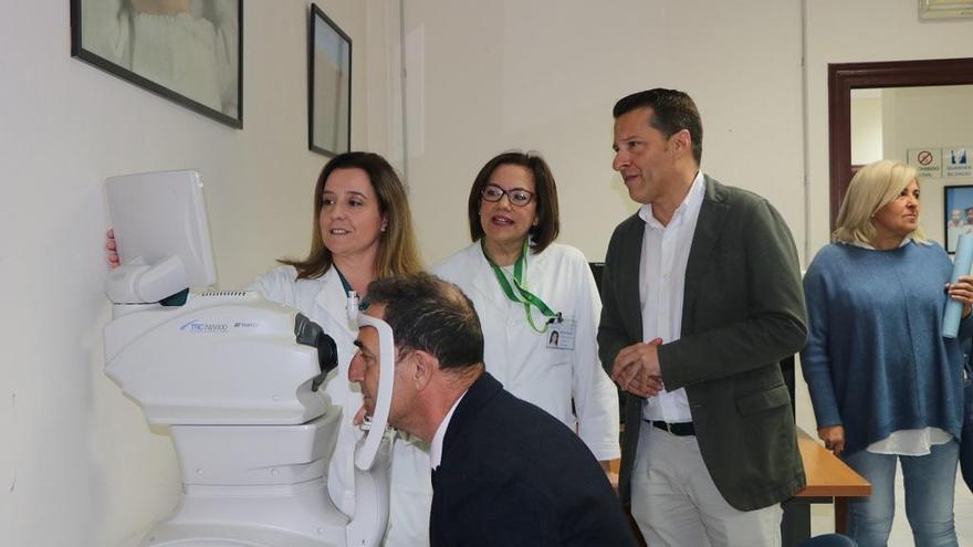 El delegado de Salud, Carlos Bautista, se hace un fondo de ojo en el retinógrafo, bajo la mirada del alcalde de Torrox, Óscar Medina.