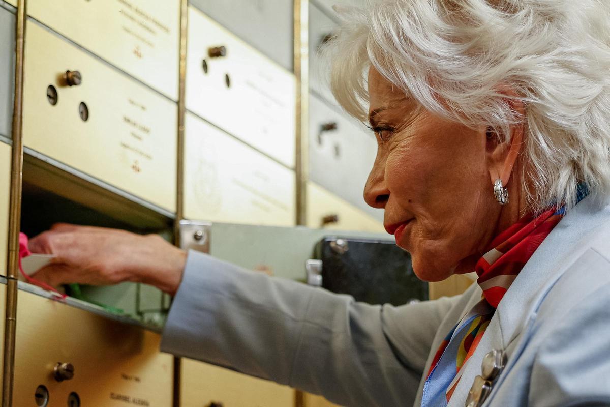 Isabel Allende deposita su legado en la Caja de las Letras.