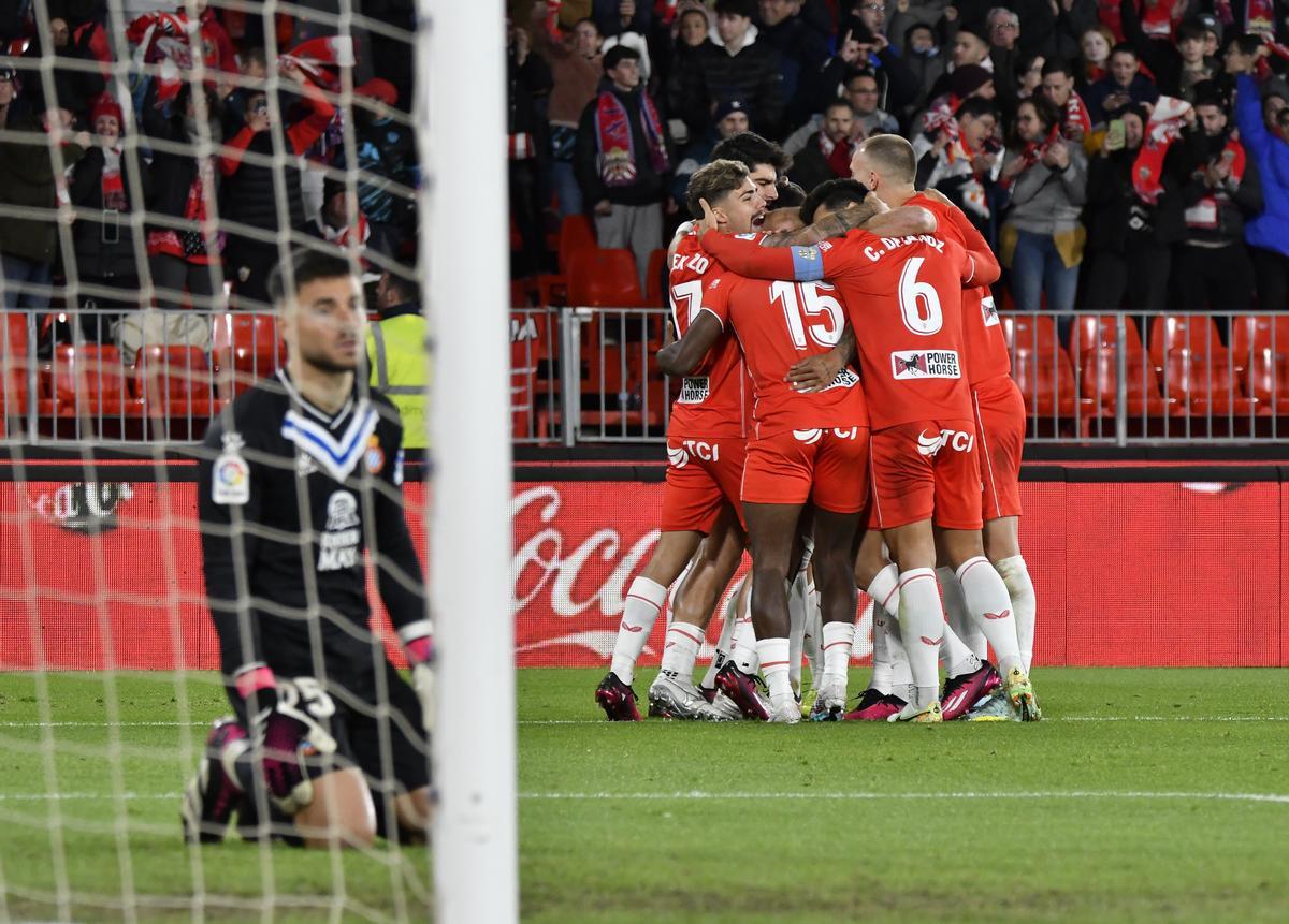 Los jugadores del Almería celebran un gol ante el Espanyol.