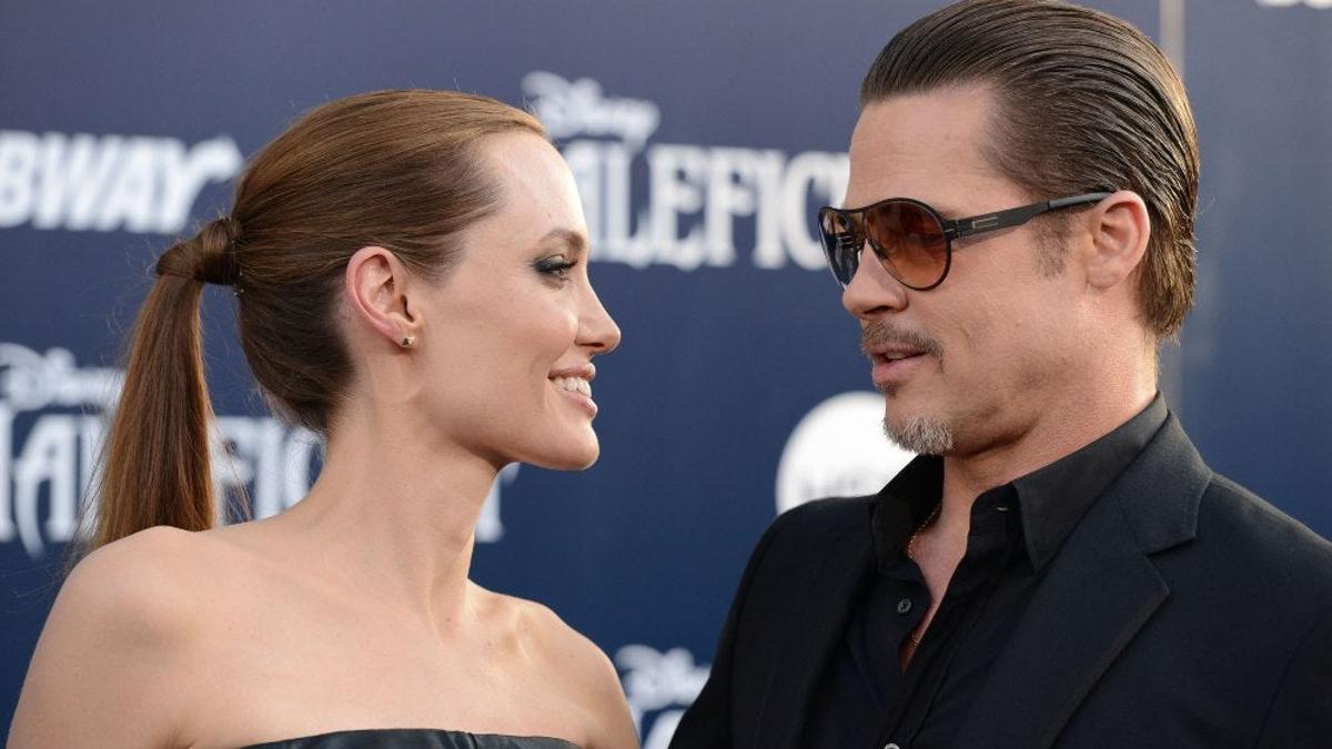 Angelina Jolie mira a Brad Pitt