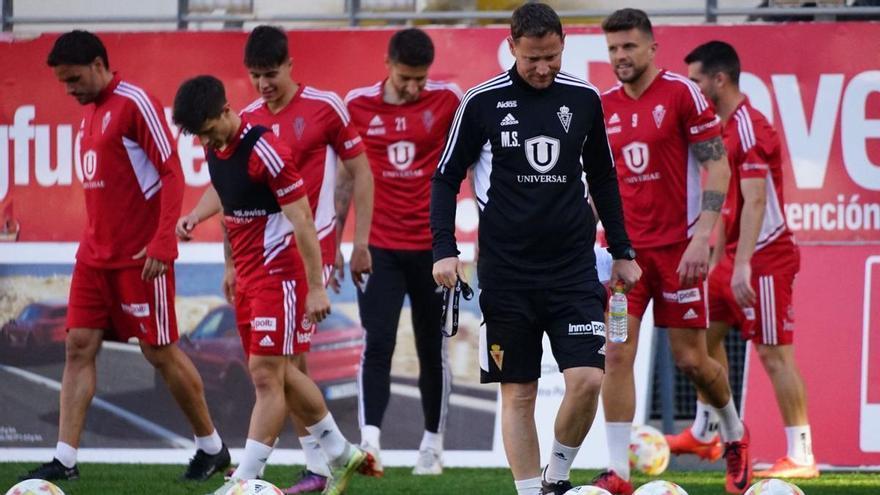 Mario Simón, entrenador del Real Murcia, durante una sesión de entrenamiento esta semana.  | PRENSA REAL MURCIA