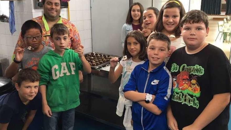 Cocinero y niños de Soutelo vuelven a los fogones del cole