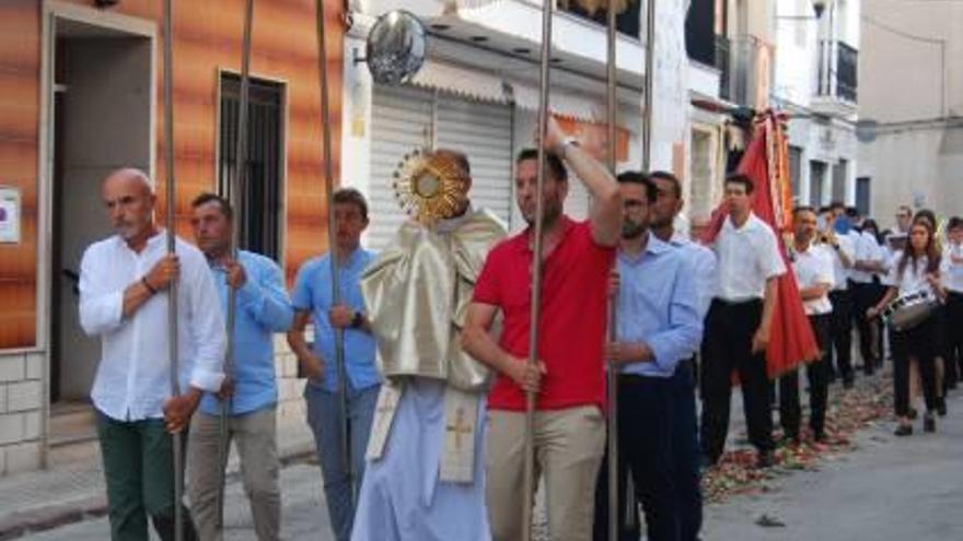 Feligreses en la procesión de Quartell.