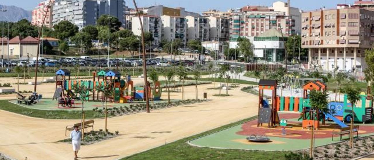 Una de las zonas de juegos infantiles del parque de Foietes de Benidorm donde se instalarán las sombras.