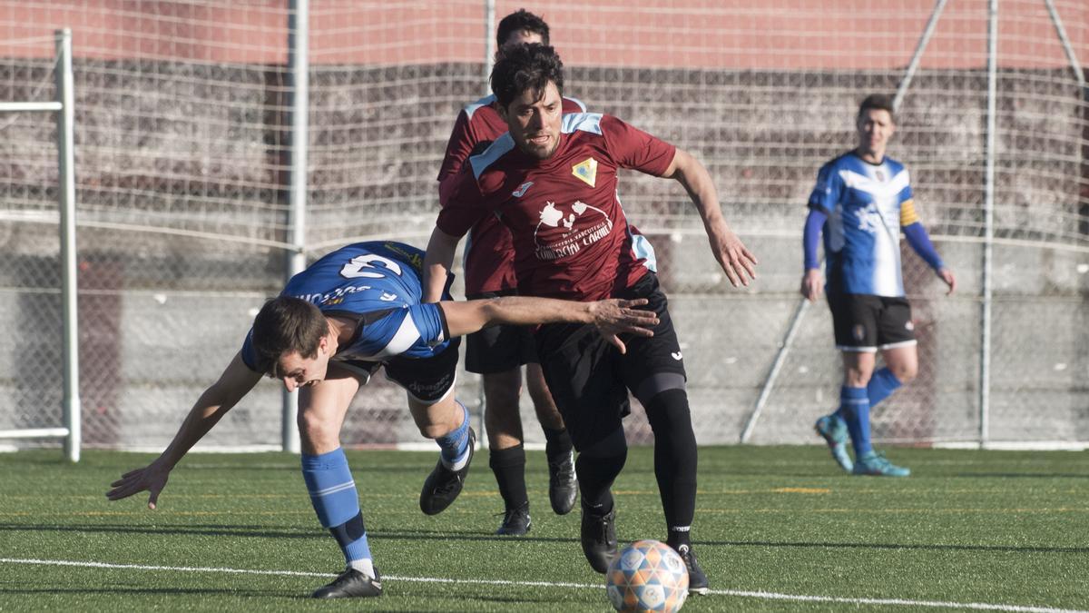 Un jugador urgellenc s'endú la pilota