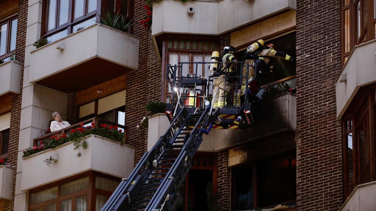 Así fue el espectacular incendio en un piso de Gijón (en imágenes)