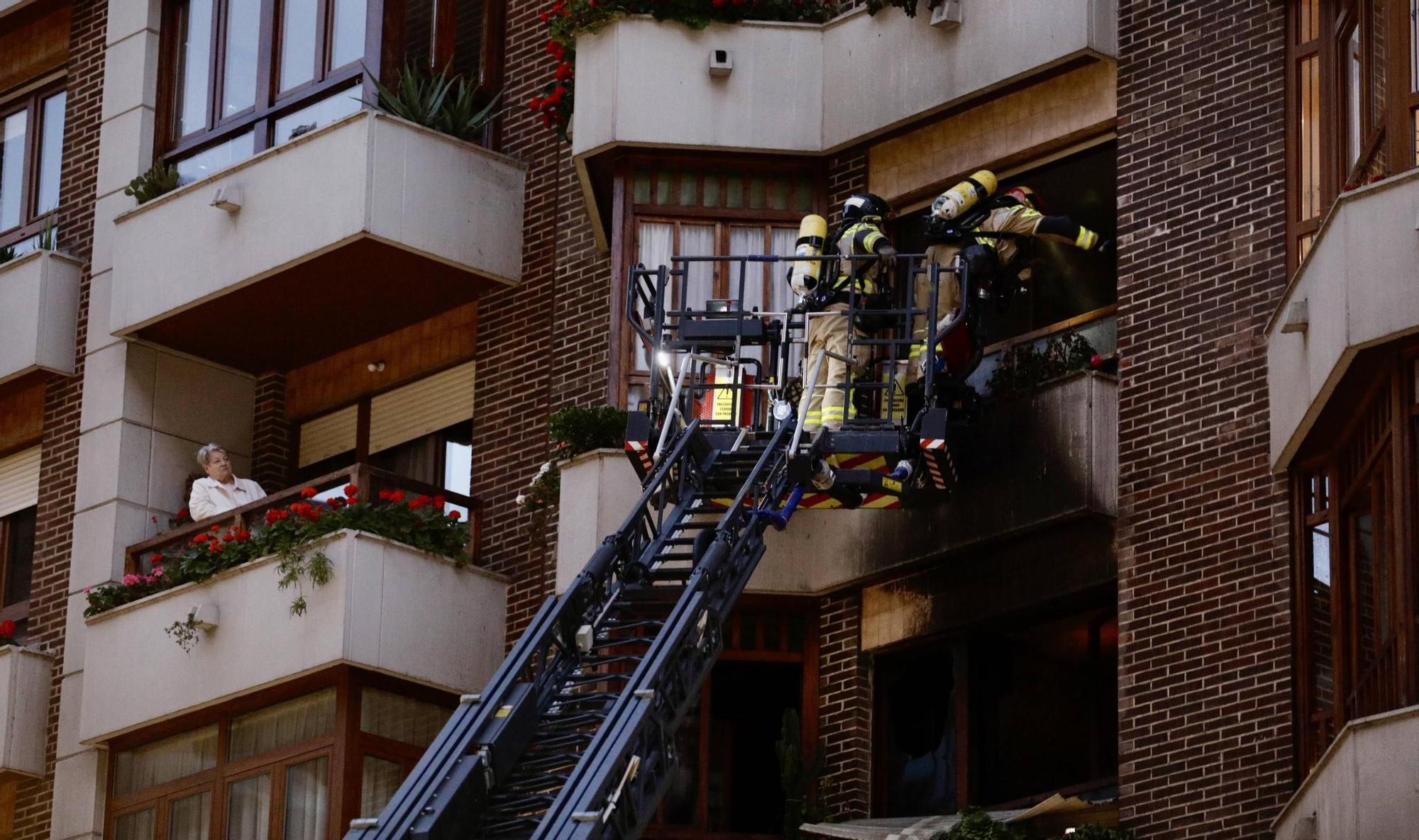Así fue el espectacular incendio en un piso de Gijón (en imágenes)