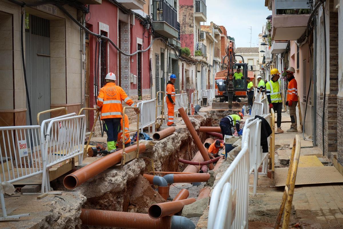 Las obras de renovación de los servicios avanzan a buen ritmo en la calle Sant Onofre.