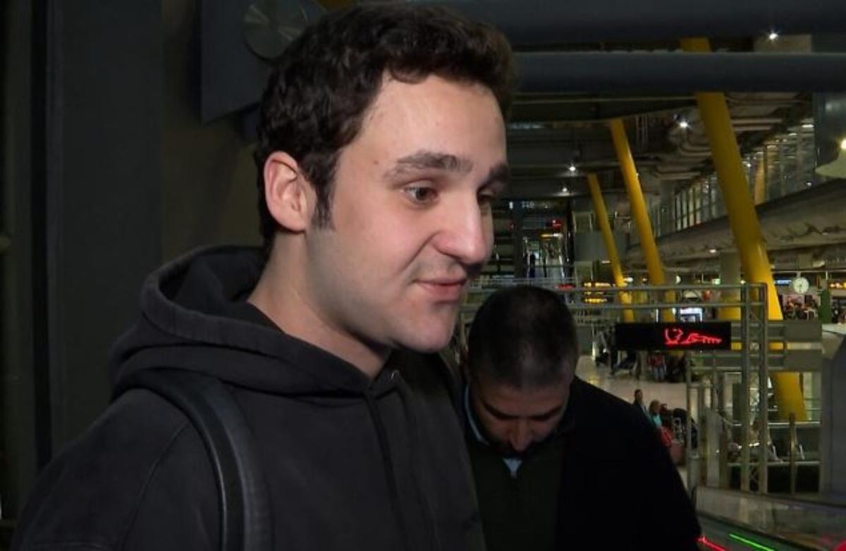 Froilán es pillado por la prensa ante su vuelta a Abu Dabi después de volver a España para estar en la boda de Almeida