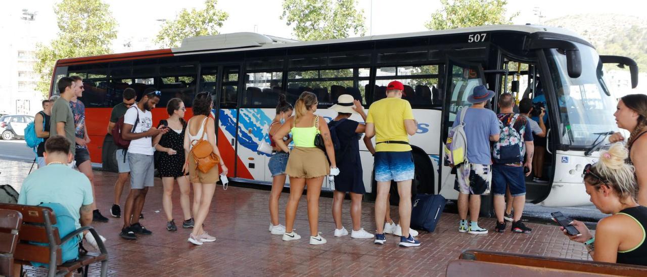 Usuarios a punto de subir a un autocar en la estación de Sant Antoni.