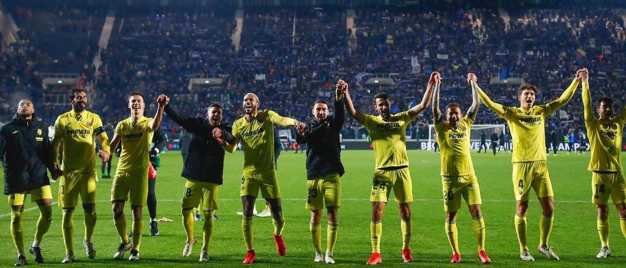Los jugadores del Villarreal celebran el pase a octavos de final tras vencer al Atalanta en Bérgamo.