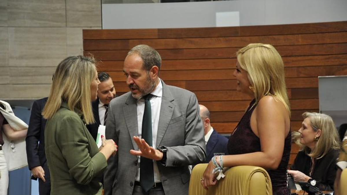 La presidenta de la Junta de Extremadura, María Guardiola, junto a los consejeros de Infraestructuras, Francisco Ramírez; y Hacienda, Elena Manzano, en el pleno de presupuestos de 2026.