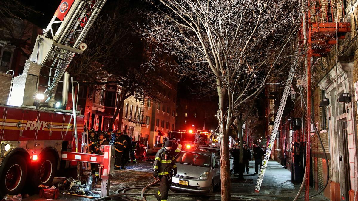 Bomberos trabajan en la extinción del peor incendio de Nueva York de los últimos 25 años, este viernes.