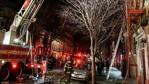Bomberos trabajan en la extinción del peor incendio de Nueva York de los últimos 25 años, este viernes.