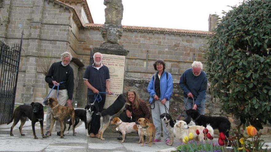 Los peregrinos y sus perros ante la iglesia de Santa Marta de Tera.