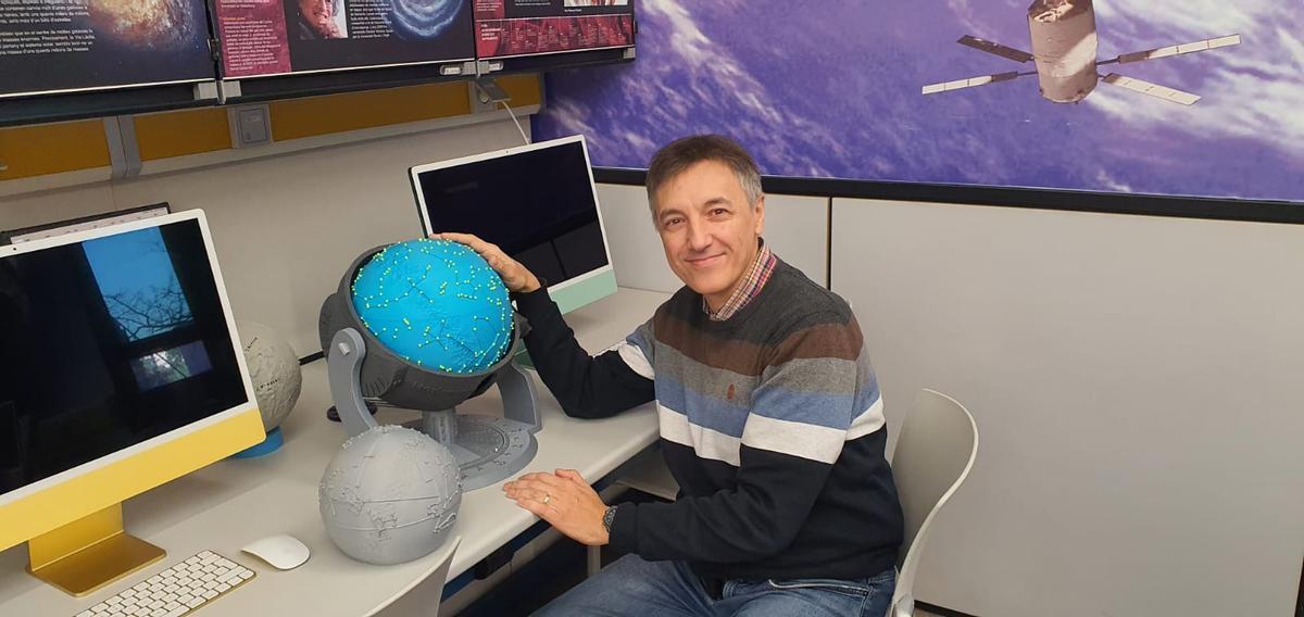 Fernando J. Ballesteros posta junto al esferisferio diseñado en el Observatori Astronòmic de la UV