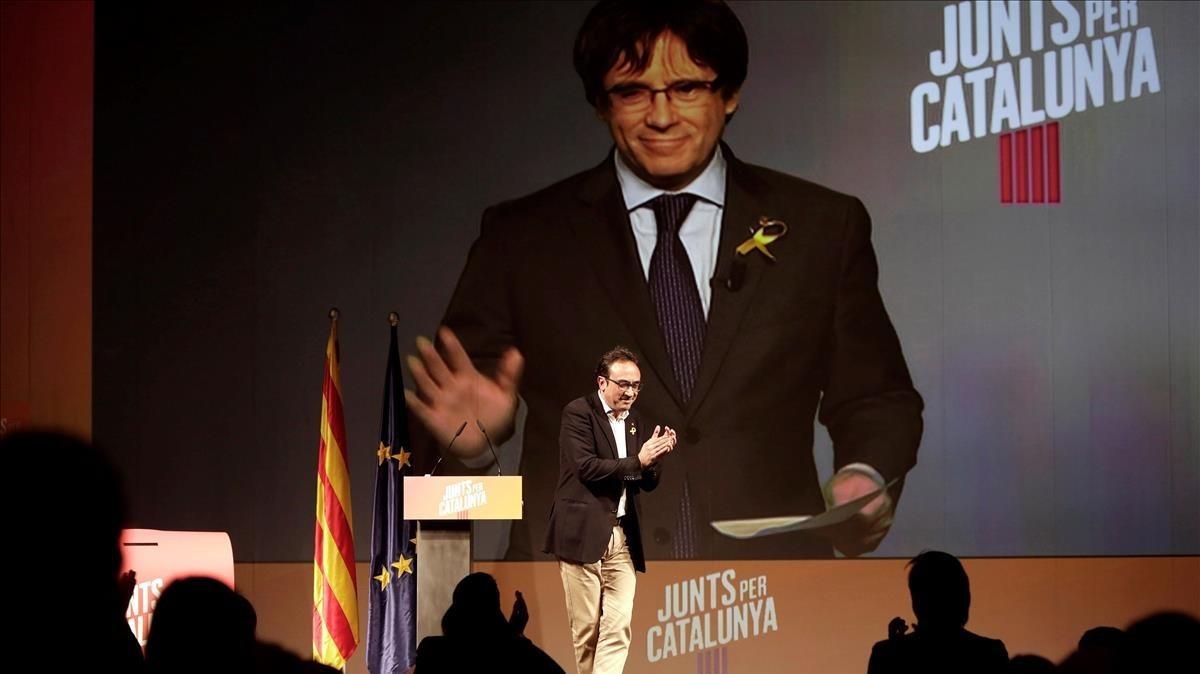 Puigdemont interviene por videoconferencia en el acto de este domingo de JxCat en Mollerussa.