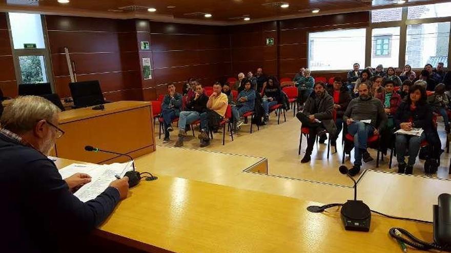 Reunión del alcalde y las asociaciones, ayer, en el Concello.