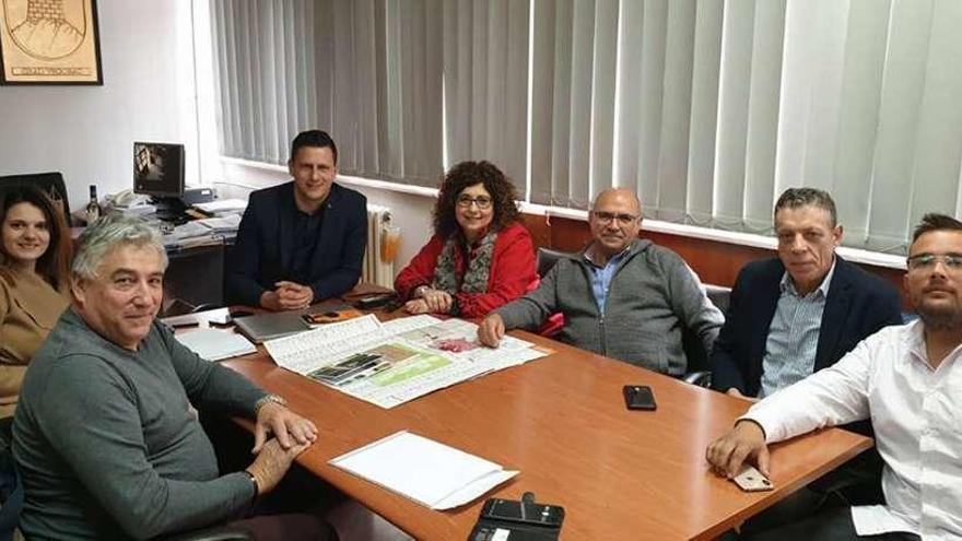 Los ediles Moure y Márquez y el profesor Ordóñez reunidos en Vrgorac con el alcalde y otras personalidades. // D.P.