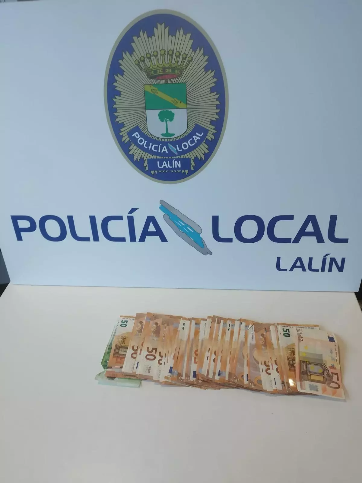 Un hombre localiza 3.800 euros tirados en una calle de Lalín
