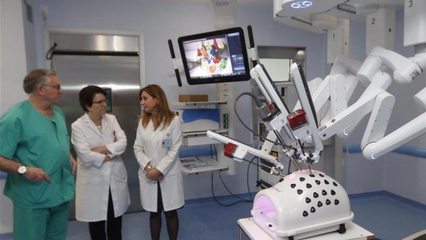 Cirujanos del hospital Reina Sofía analizan la incorporación de robótica en los quirófanos