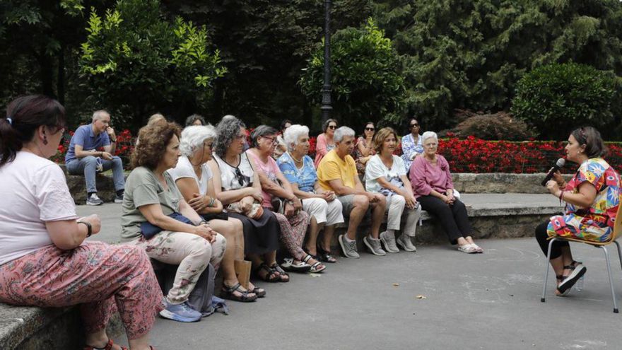 De izquierda a derecha, un grupo de asistentes escuchando a Leticia . | FERNANDO RODRÍGUEZ