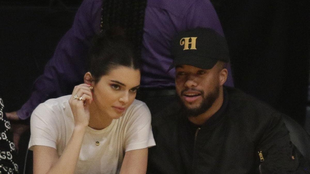 Kendall Jenner habla con un amigo durante un partido de la NBA