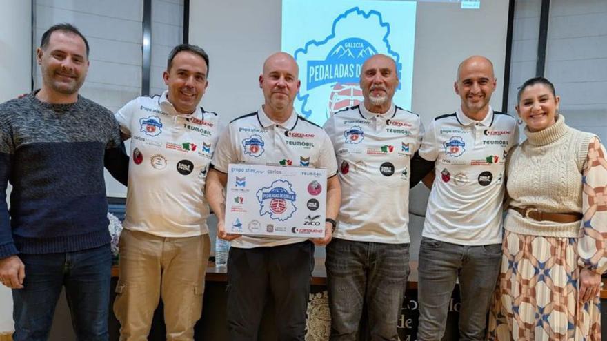 Cristóbal Budiño, con el cartel, ayer en la presentación. |  S.Á.