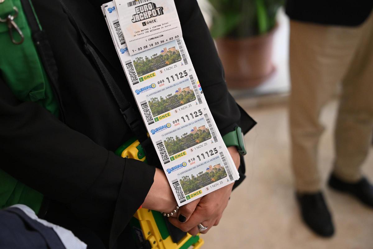 Una vendedora de la ONCE con los cupones que tienen el Año Jubilar de Elche como protagonista