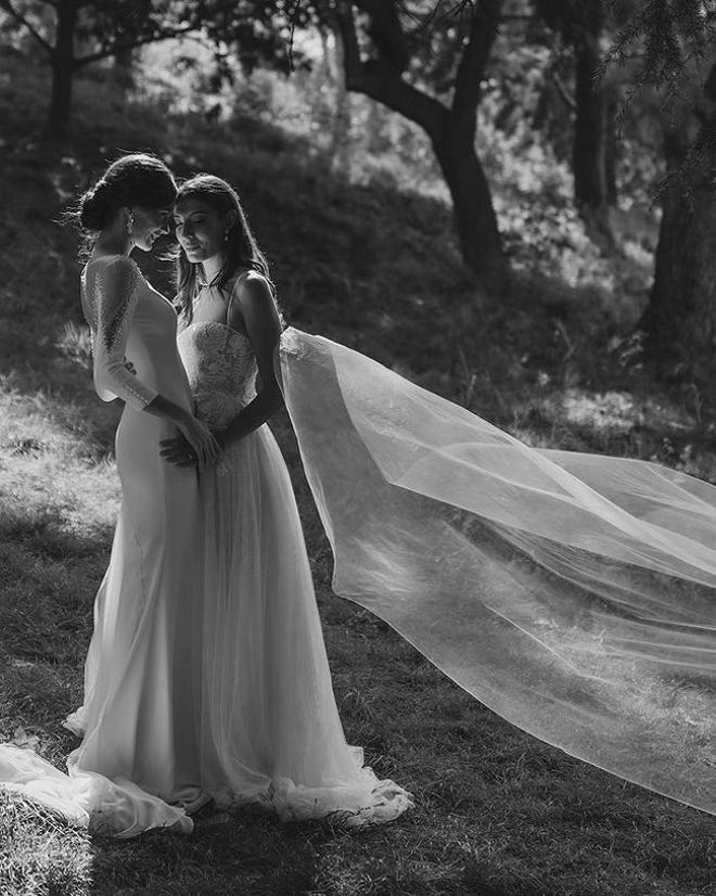 Pareja de novias con vestidos de Pronovias