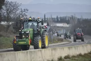 Las movilizaciones agrarias cortan tramos de la AP-2 y la A-2 en Zaragoza y Huesca