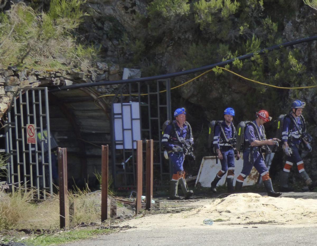 La Brigada de Salvamento Minero, saliendo de la mina de Cerredo tras el accidente de 2025. | LNE