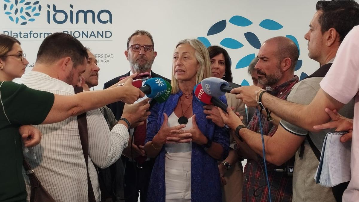 Rocío Hernández atiende a los medios antes de la inauguración de la Jornada de Divulgación del Plan de Mejora de la Investigación en Atención Primaria.