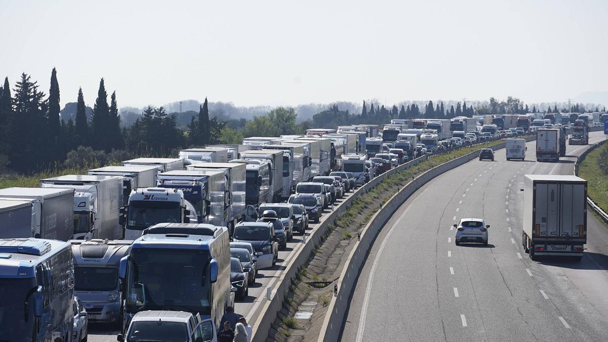 Les cues per l'accident a l'AP-7 a Pont de Molins