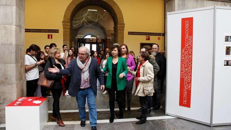 Ángel Terán, en el centro de la imagen, con la concejala de Cultura a su izquierda, ayer, en la apertura de &quot;Integrarte&quot; en el Centro Antiguo Instituto.