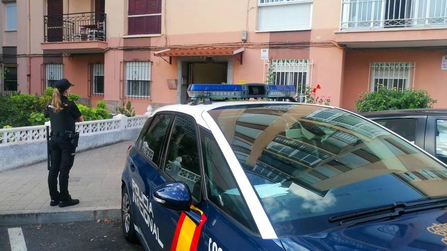 Policía y sanitarios salvan la vida de una mujer agredida por su pareja y colgada con una cortina