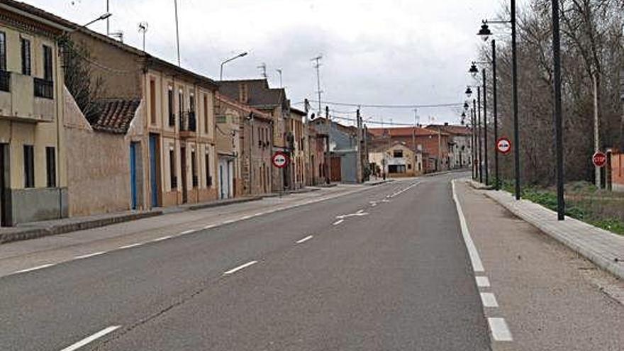 Parte del casco urbano de Villaveza del Agua, por donde pasa la carretera nacional.