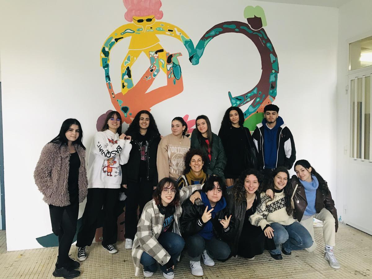 Los alumnos posando con una de las partes de su mural.