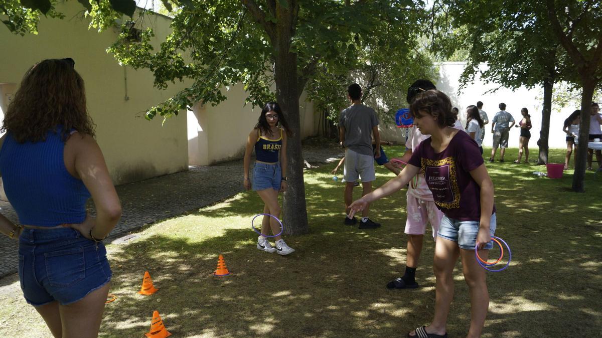 Visita del presidente en funciones de la Diputación de Zamora, Víctor López de la Parte y el diputado de Juventud y Deportes, Juan del Canto Sevillano al Campamento de Transfronterizo 2025. Fundación Rei Afonso Henriques, Zamora.