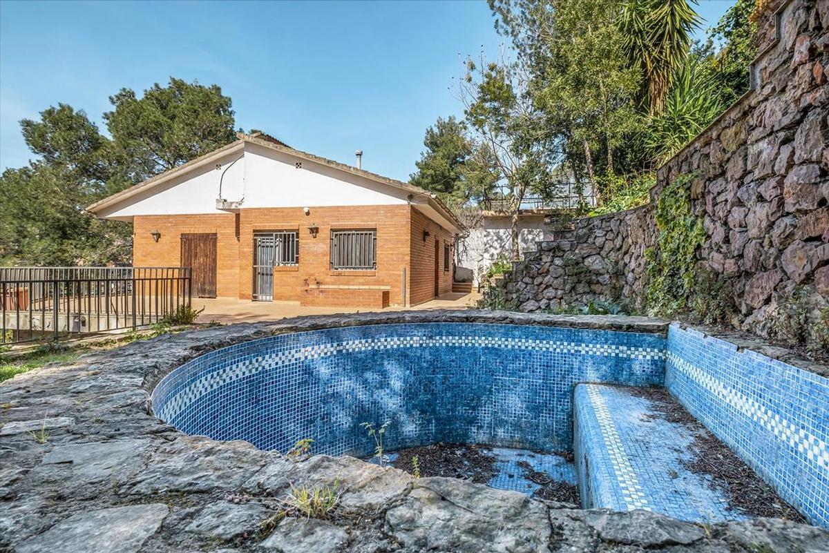 Casa para reformar, con piscina en Vallirana