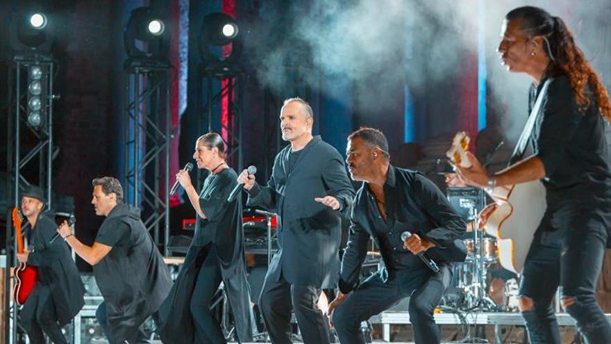 Miguel Bosé cerró su gira en un abarrotado teatro romano de Mérida