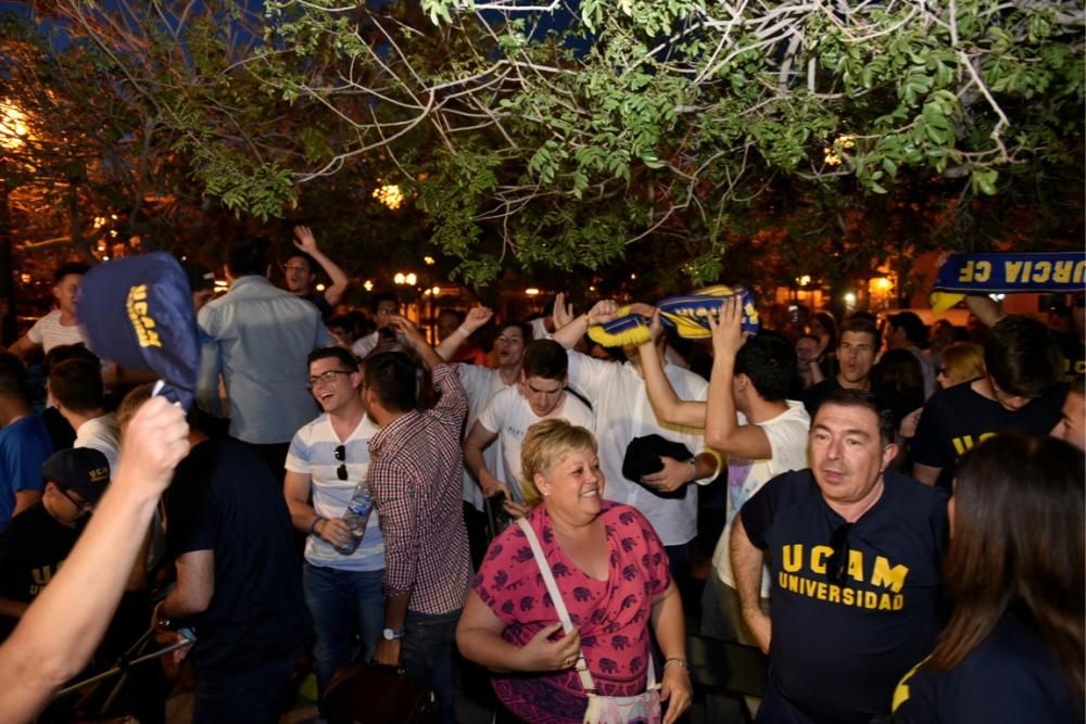 Los aficionados del UCAM lo celebran desde la universidad