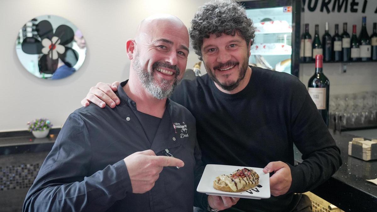 El actor Xosé Antonio Touriñán, a la derecha, disfruta de la iniciativa gastronómica.