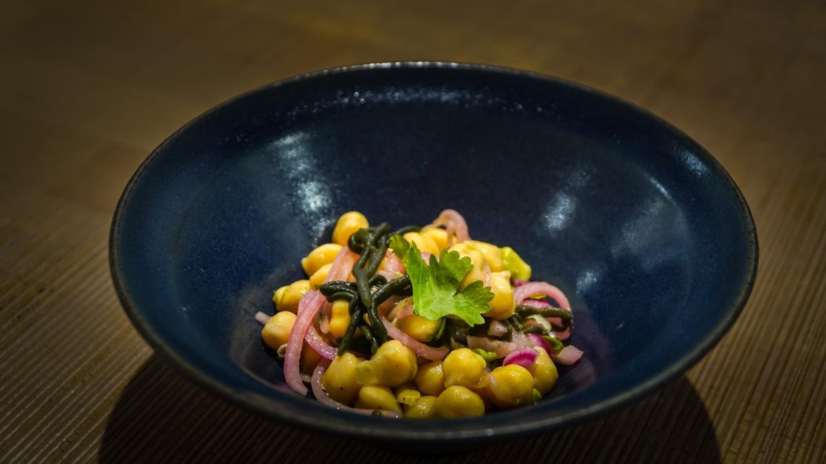 Ceviche de garbanzos y alga codium.