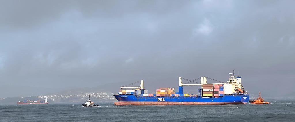 Vigo despide al barco luso que acogió tras sufrió un corrimiento de carga,
