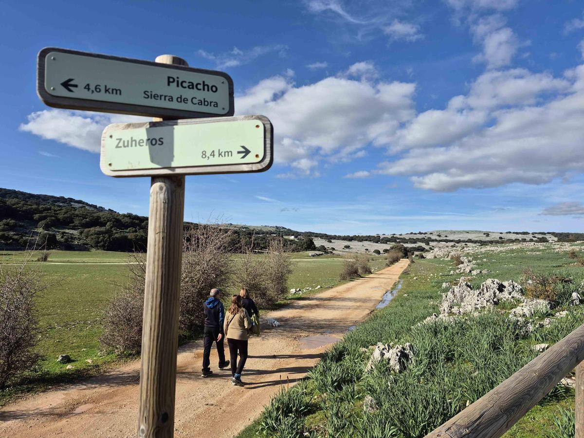 Caminantes en el sendero del polje de La Nava, en plena Sierra de Cabra.