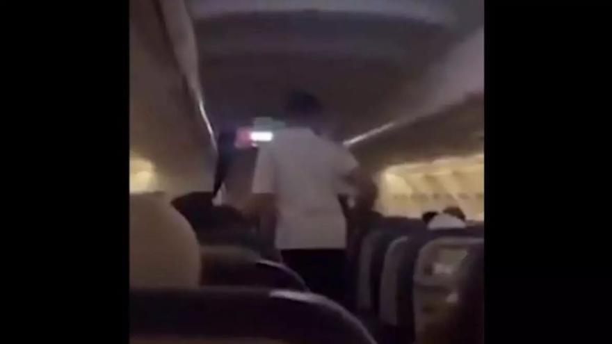 Los pasajeros de este avión se quedan en shock en pleno vuelo al enterarse de que el piloto acaba de fallecer