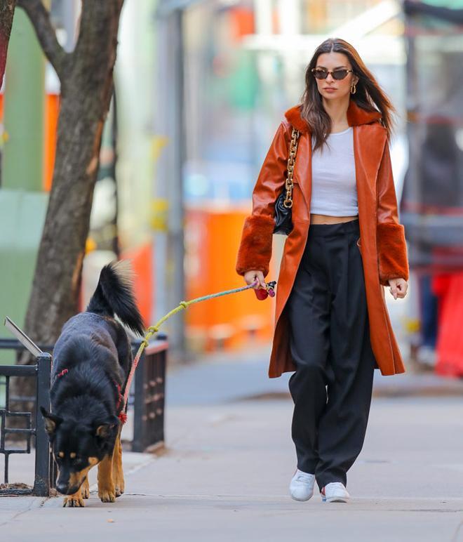 Emily Ratajkowski con abrigo de piel naranja y bolso de Bottega Veneta