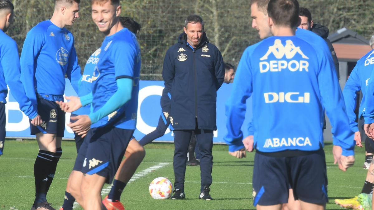 Óscar Cano observa a los jugadores durante el entrenamiento de ayer en Abegondo.