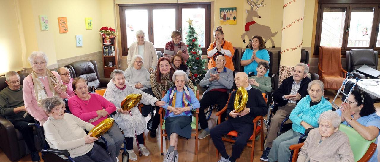 Zoila Doval, en el centro con la cara tapada, con empleados y otros residentes de Agarimo.